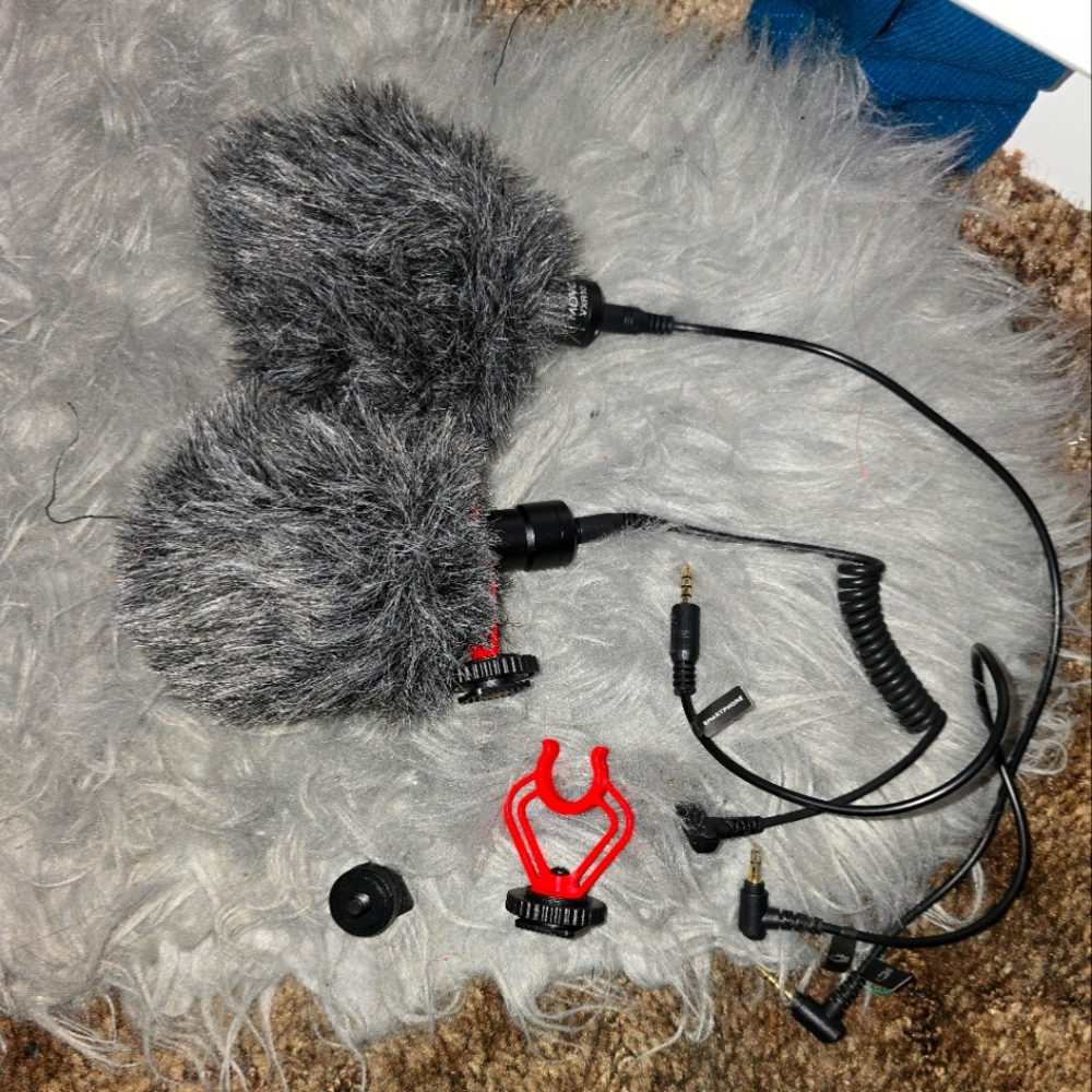 Two Movo vxr10 Microphones